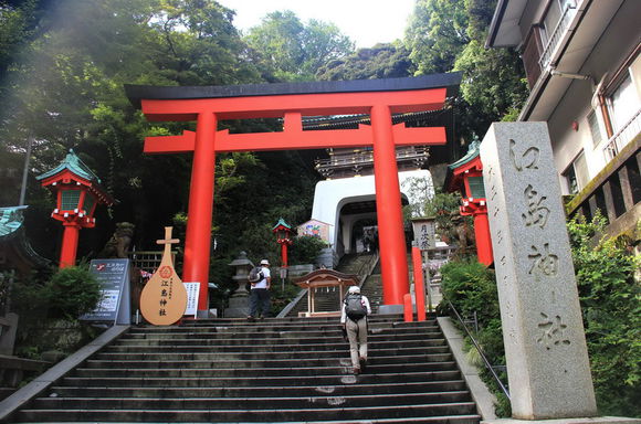 日本神社鲜红色的开字门