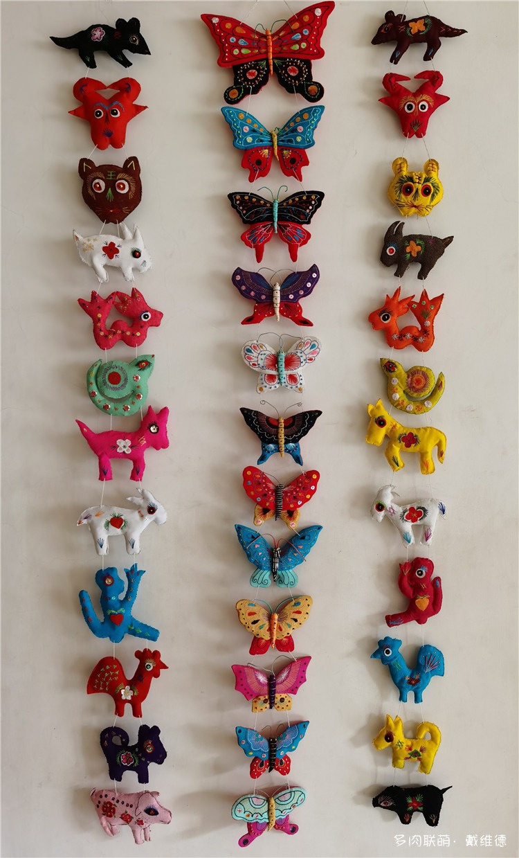 纯手工制作的十二生肖和花蝴蝶艺术挂件。